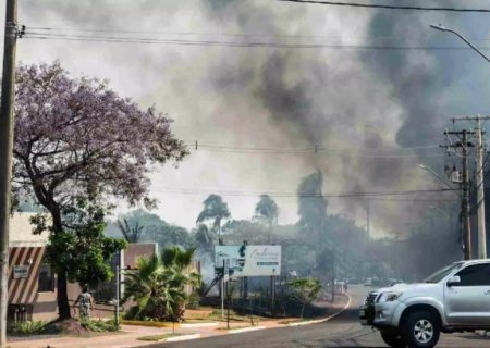 Incêndio atinge ferro velho e assusta moradores em MS; Veja o vídeo