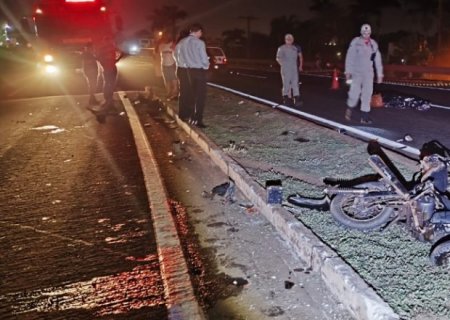 Mulher de moto na contramão bate de frente com caminhonete e morre em Dourados