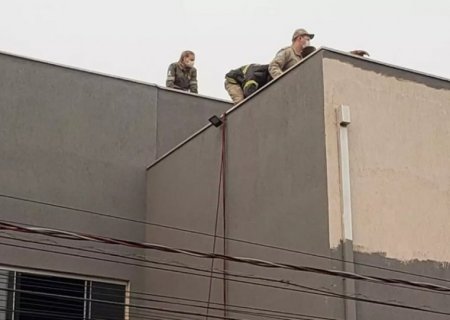 Pintor leva choque de 13 mil volts enquanto pintava telhado de academia em MS