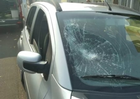 Adolescente vai parar em cima de capô de carro depois de ser atropelado por motorista em MS