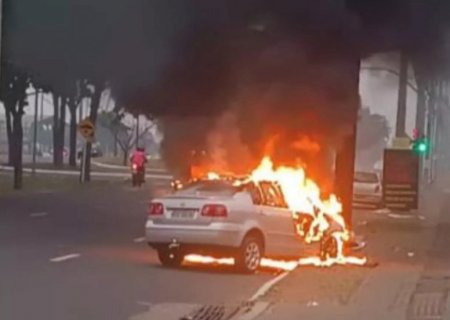 Carro fica destruído após bater em poste e pegar fogo em MS