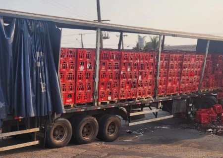 Caminhão de refrigerante tomba carga e interrompe trânsito em MS