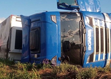 Carreta tomba após condutor perder controle de direção em curva na região de Nova Casa Verde