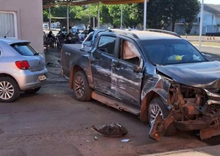Ladrão bate em carro estacionado ao fugir com caminhonete furtada e vai preso em MS