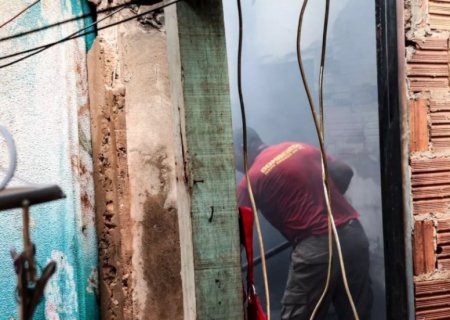 Moradora perde tudo em incêndio que pode ter começado após curto-circuito em ventilador em MS