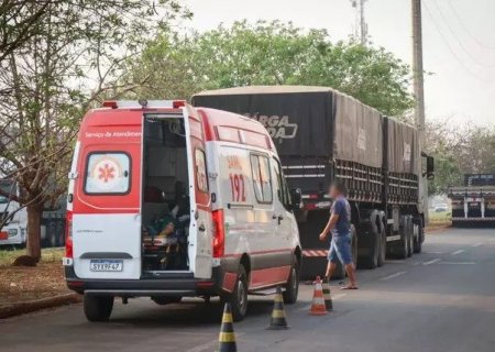 Motociclista fica gravemente ferido ao bater na traseira de carreta