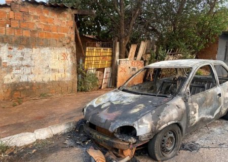Família precisa deixar casa após carro pegar fogo em MS; veja o vídeo