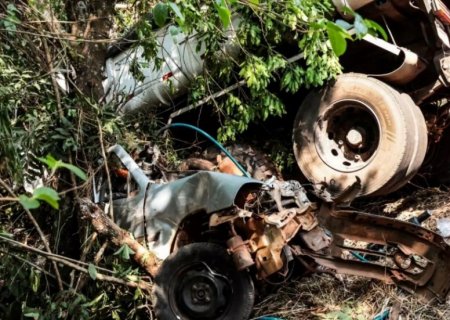 Adolescente em direção de carro morre e passageiro fica em estado grave na BR-262