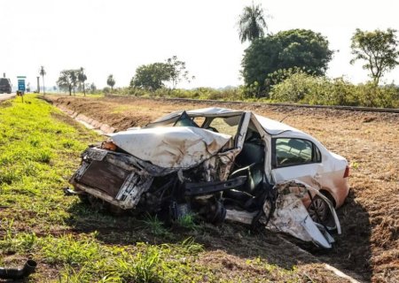 Motorista dorme ao volante, invade pista e bate em carreta na BR-262 em MS