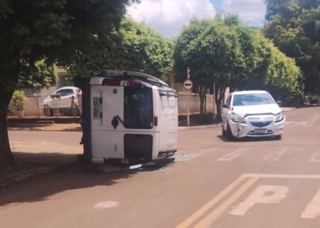 BATAYPORÃ: Doblô tomba após ser atingida por Ônix em cruzamento