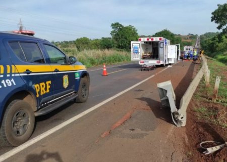 Carro sai da pista, bate em guard-rail e idosa morre na BR-158 em MS