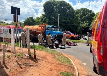 Motociclista morre depois ser prensada entre caminhão e carro em MS