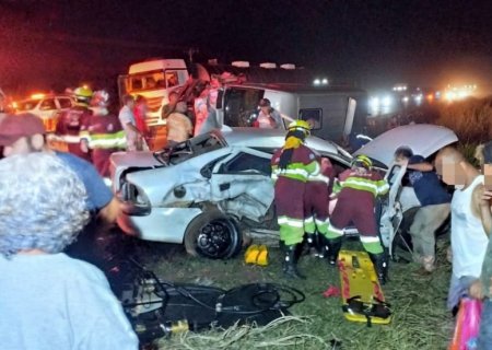 Acidente entre carros e van com pacientes deixa 8 feridos na BR-163