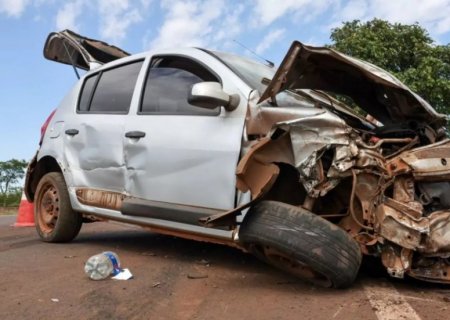 Ultrapassagem acaba em acidente entre carro e caminhão carregado de verduras na BR-262 em MS