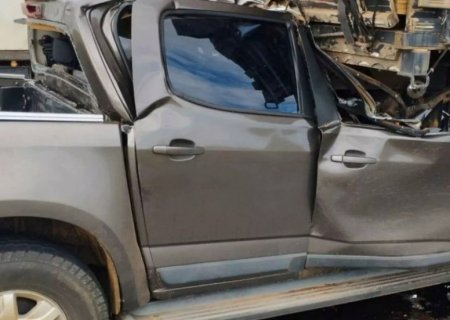 Acidente entre caminhonete e carreta deixa um morto na MS-306