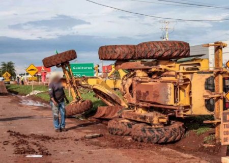 Operador de máquina é levado para a Santa Casa após trator tombar na BR-163 em MS