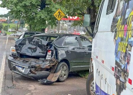Motorhome destrói traseira de carro após picape parar na faixa de pedestre em MS
