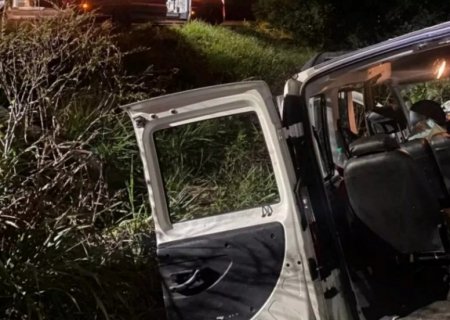 Pneu estoura e carro com seis pessoas capota várias vezes na MS-338