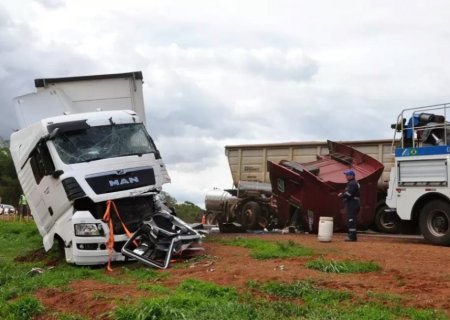 Acidente com duas carretas tem cabine de veículo arrancada na MS-306 em MS