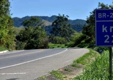 Jovem morre ap&oacute;s invadir pista contr&aacute;ria e bater de frente com caminh&atilde;o