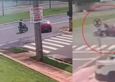 Motoentregador sem CNH ‘fura’ sinal vermelho e bate em carro em MS; veja o vídeo