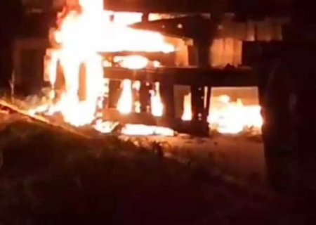 Carreta pega fogo e fica completamente destruída na BR-262 em MS