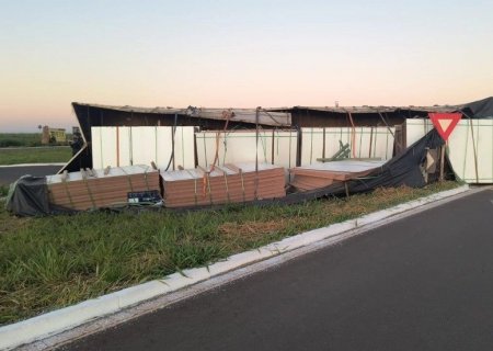 Carreta tomba e motorista fica ferido na rotatória da MS-276 com MS-480
