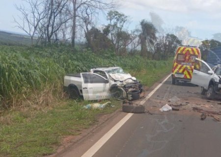 Batida frontal entre carros na BR-163 deixa dois mortos e um em estado grave