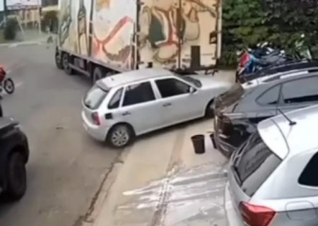 Caminhão perde freio, desce de ré e atinge três veículos e mulher em MS
