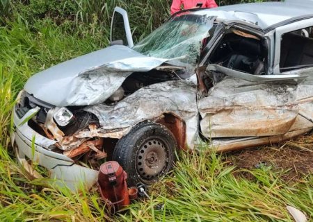 IVINHEMA: Acidente entre carro e caminhão deixa homem ferido na BR-376