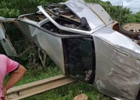 Acidente na MS-386 acaba com dois carros capotados e quatro feridos