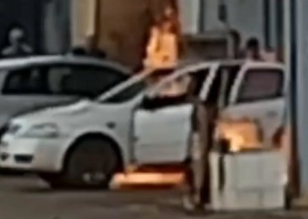 Carro com 5 pessoas pega fogo em posto de combustível em MS