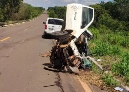 Motorista morre ao bater carro de frente com carreta na MS-040