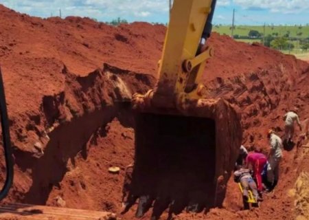 Durante obra, barranco desmorona e deixa dois trabalhadores soterrados em MS