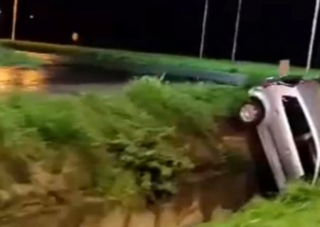 Motorista perde controle e cai com carro em canal pluvial de avenida em MS