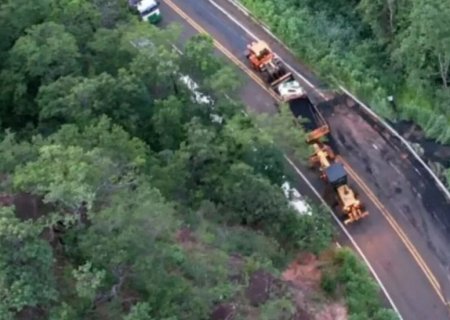 Caminhão carregado de asfalto tomba após pneu estourar na MS-233