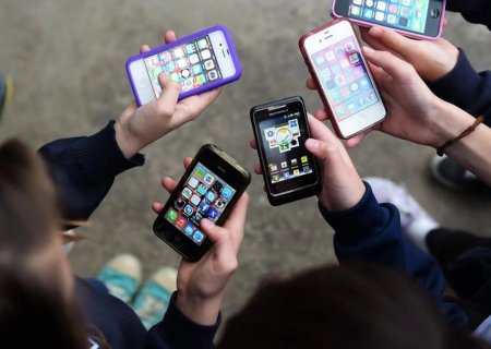 Saiba como redes de ensino que proíbem celulares aplicam as regras