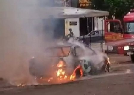 Carro fica destruído após pegar fogo em frente a bar em MS