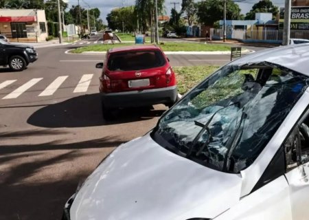 HB20 capota ao ser atingido por Celta em rotatória de MS