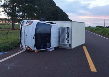 Pneu estoura e caminhão de sorvetes tomba na MS-338, entre Bataguassu e Santa Rita do Pardo