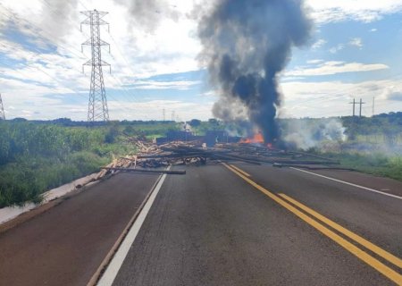 Carreta com eucalipto pega fogo após batida com carro na BR-262 em MS