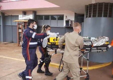 Mulher &eacute; socorrida em estado grave ap&oacute;s capotagem com caminhonete