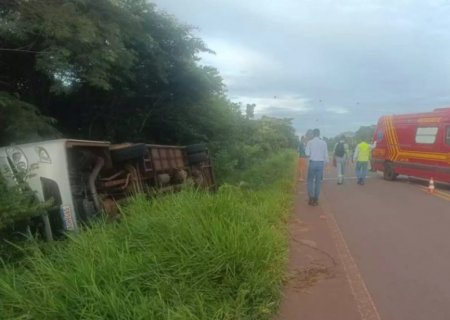 Ônibus com 19 trabalhadores tomba na MS-156 após caminhão-baú invadir pista