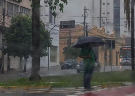 É verão: apesar de temperaturas elevadas, Inmet renova alerta de chuva em todo o Estado