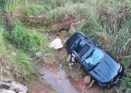Motorista de BMW  bate em guard rail, cai de ponte e jovem morre na MS-345