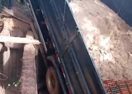 Carreta com materiais de construção derruba ponte e interdita acesso em MS