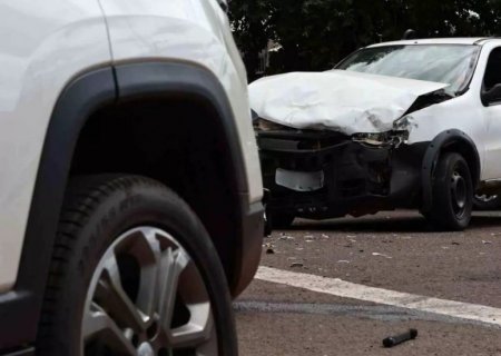 Acidente com 3 carros deixa Fiat Strada com a frente destruída em MS