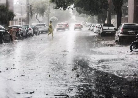 Campo Grande contraria previsão do tempo e registra fortes chuvas no início da tarde