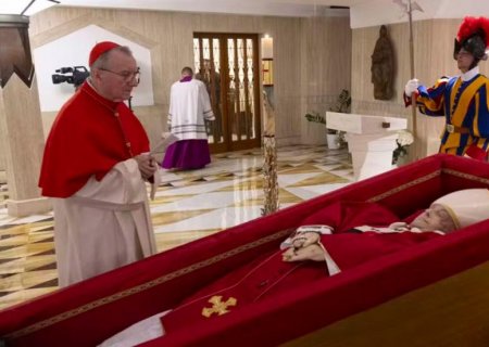 Vaticano divulga primeiras imagens de Papa Francisco no caixão