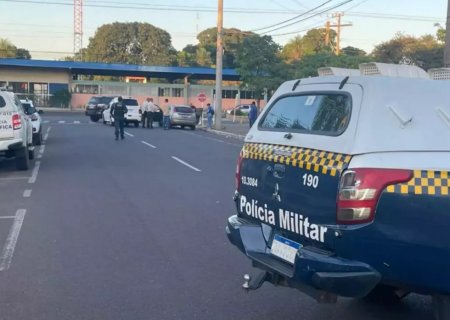 Idoso é encontrado morto dentro de carro ligado